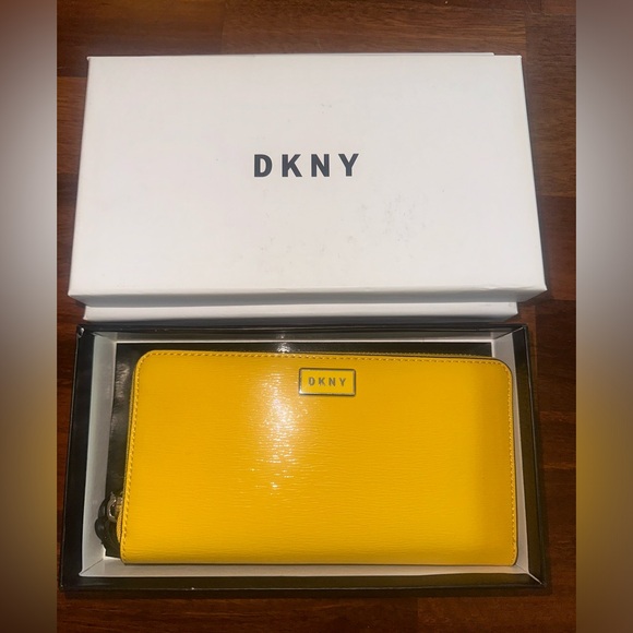 DKNY PATENT SUTTON LARGR ZIP BILLFOLD YELLOW - Picture 4 of 7